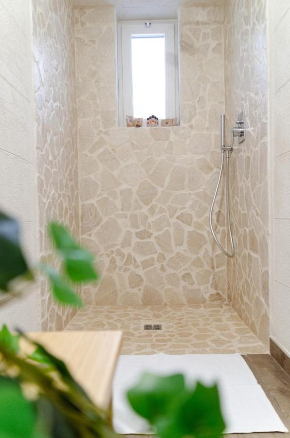 Modern Stone Apartment In The Heart Of Bari Exterior foto