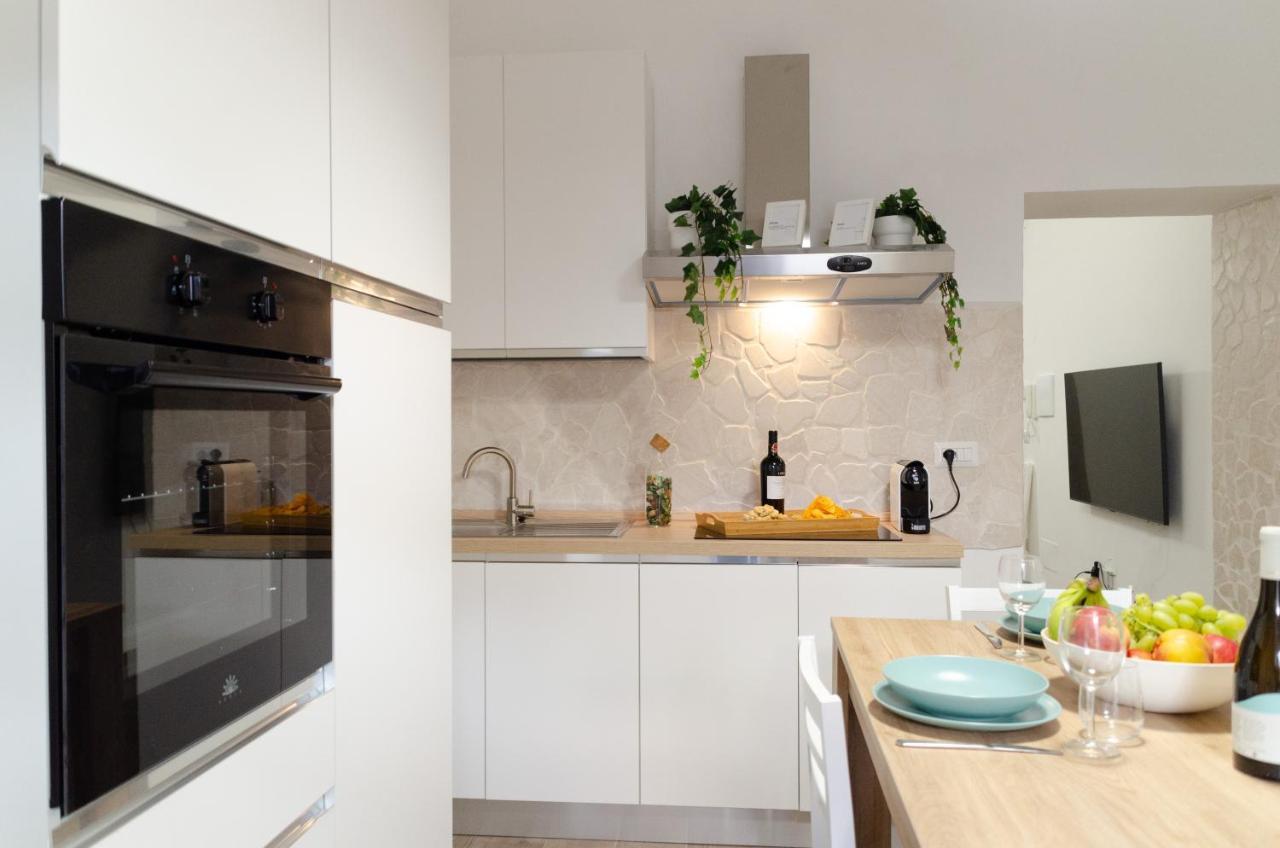 Modern Stone Apartment In The Heart Of Bari Exterior foto