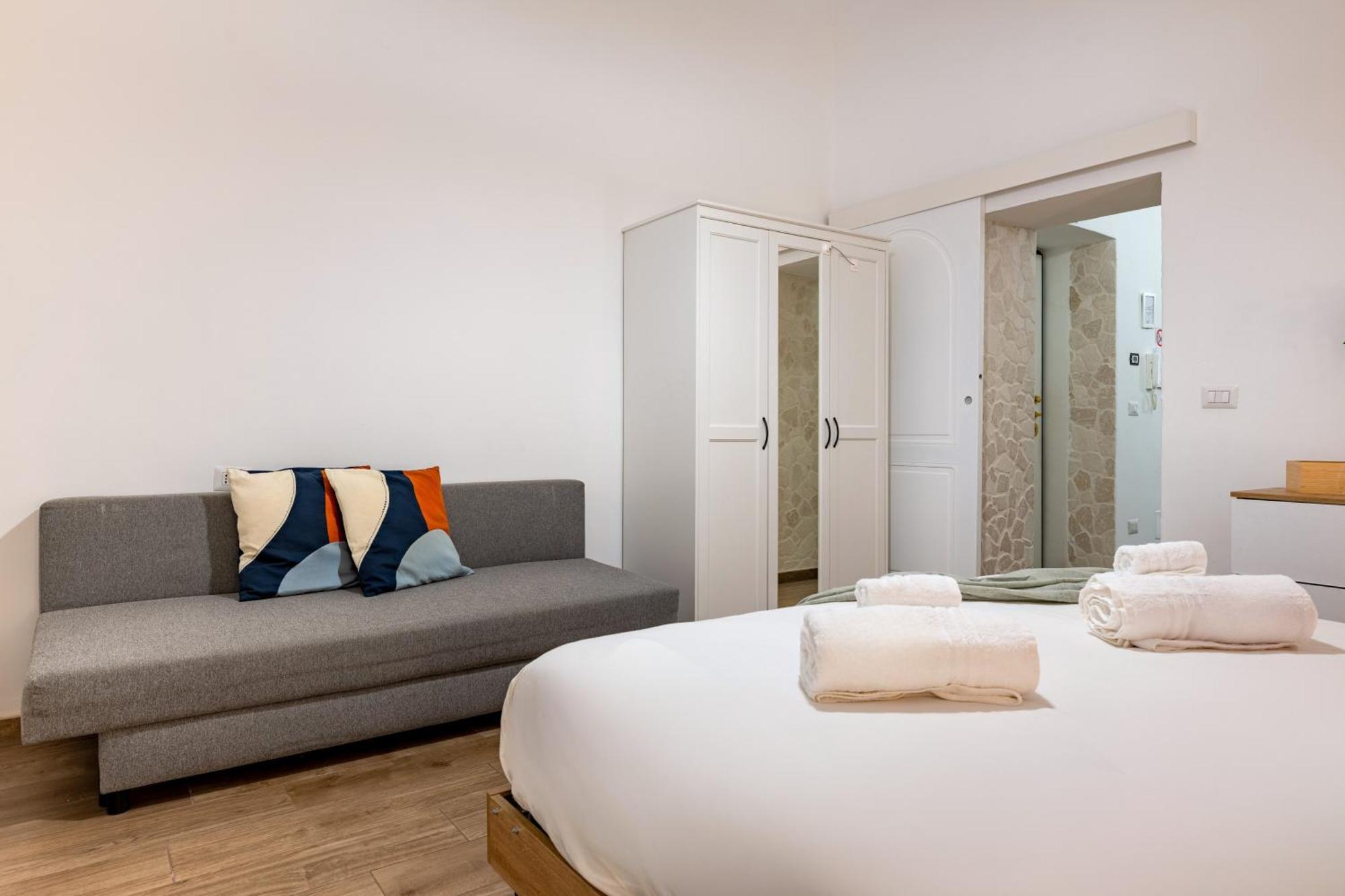 Modern Stone Apartment In The Heart Of Bari Exterior foto
