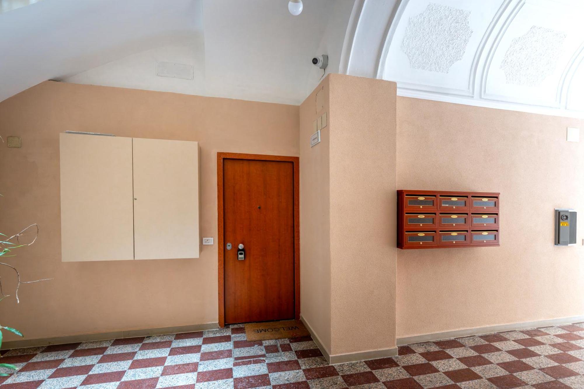 Modern Stone Apartment In The Heart Of Bari Exterior foto