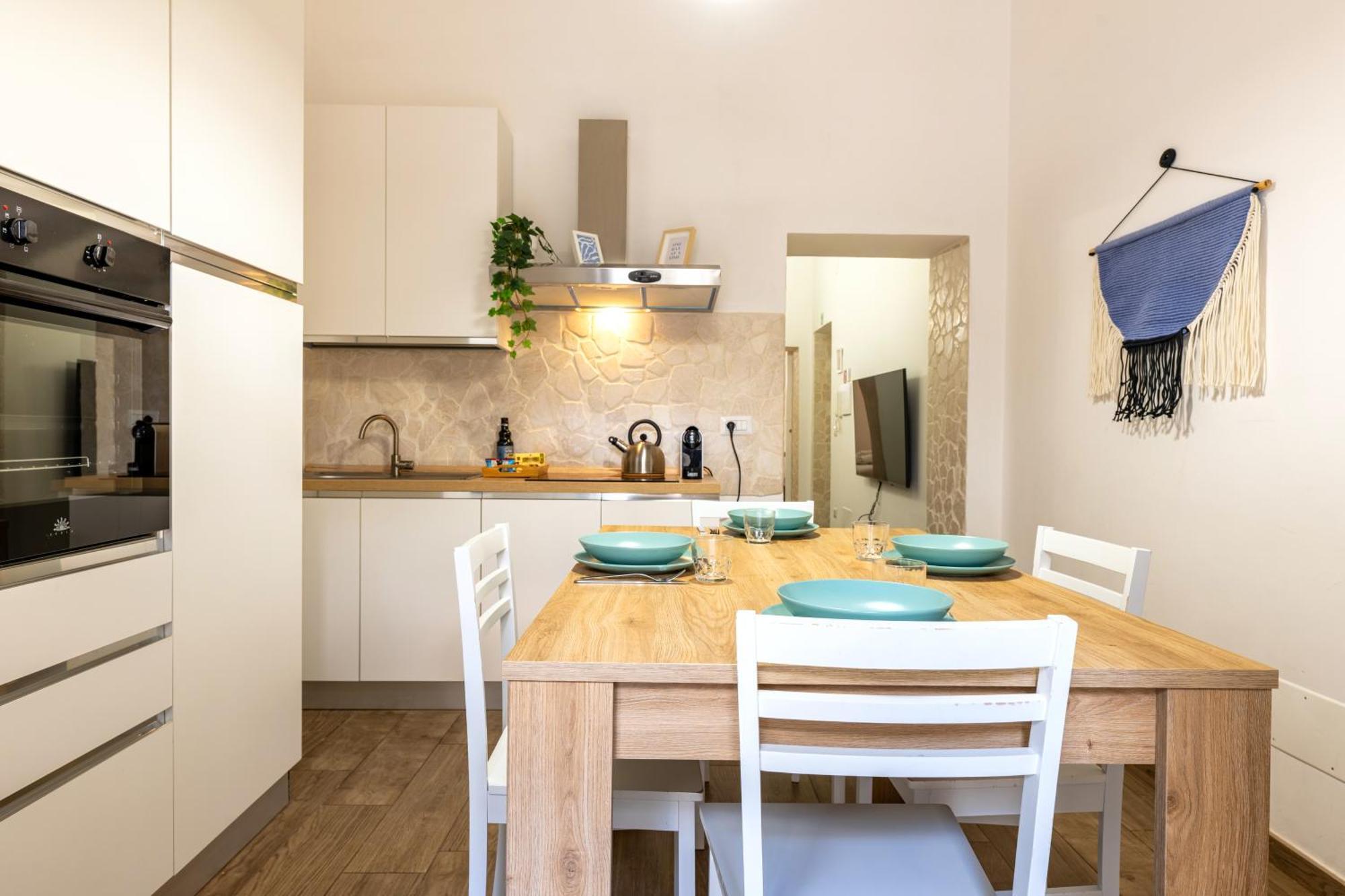 Modern Stone Apartment In The Heart Of Bari Exterior foto