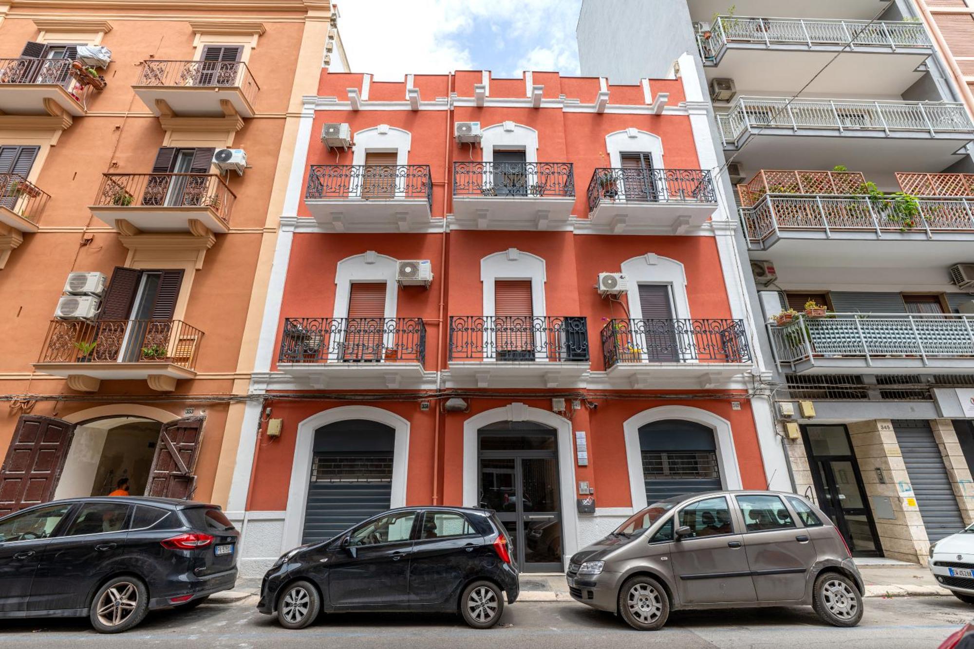 Modern Stone Apartment In The Heart Of Bari Exterior foto