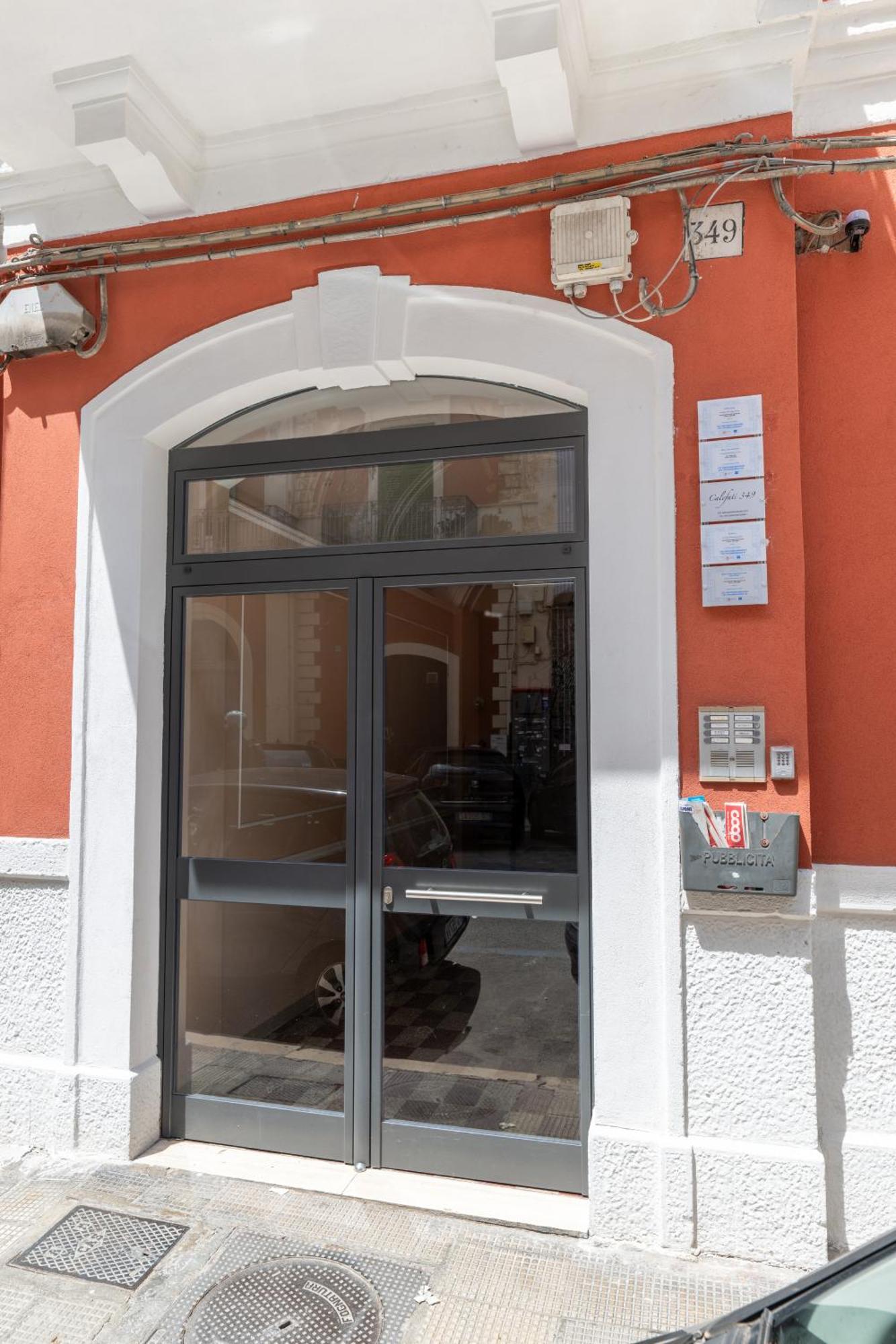 Modern Stone Apartment In The Heart Of Bari Exterior foto