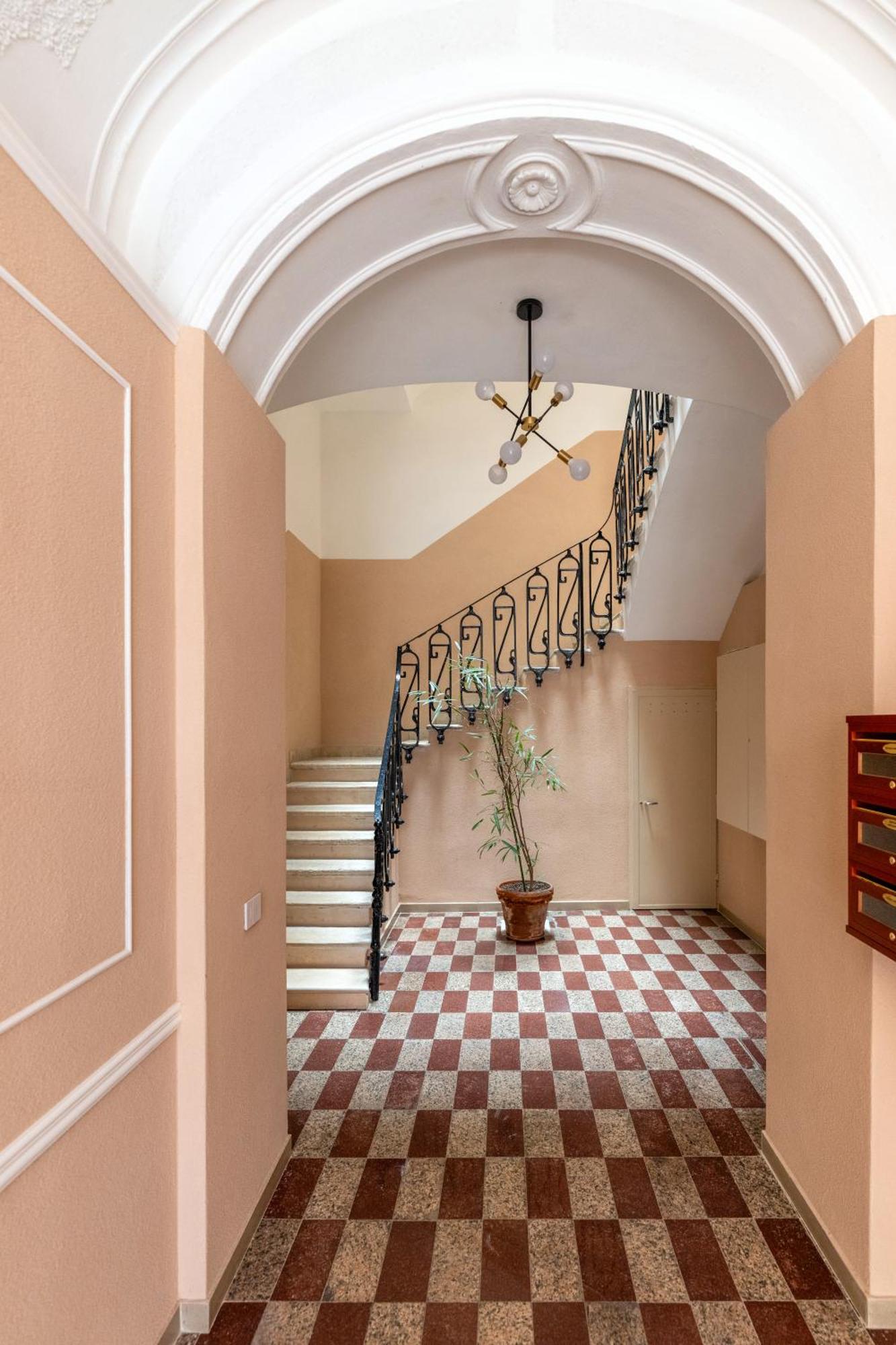 Modern Stone Apartment In The Heart Of Bari Exterior foto