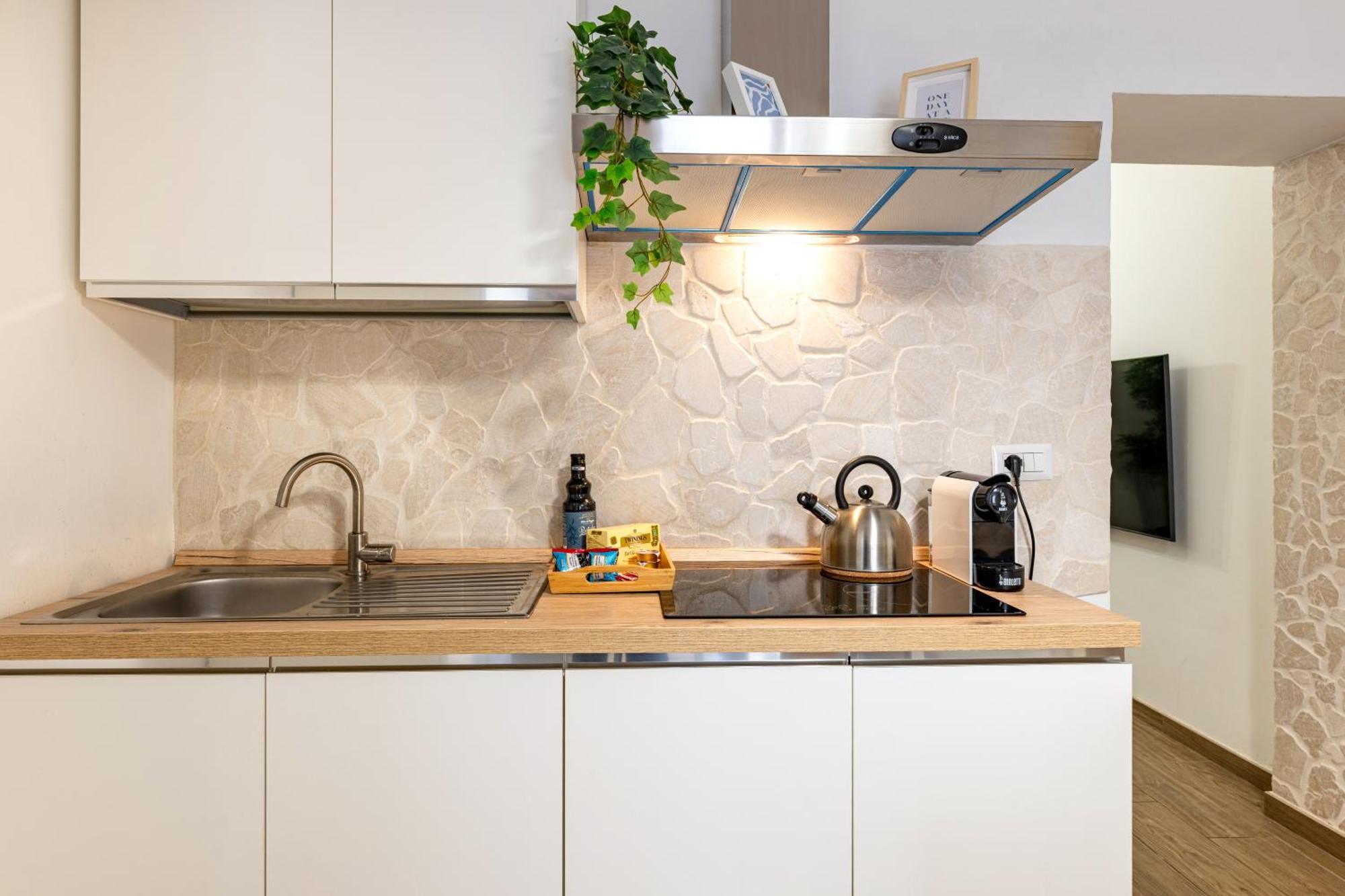 Modern Stone Apartment In The Heart Of Bari Exterior foto